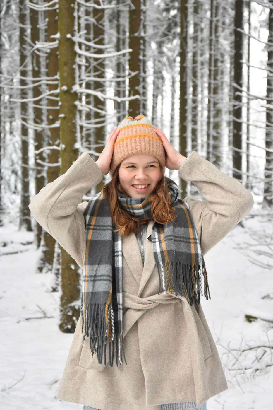 Lachende Frau bei einem Lifestyle-Shooting